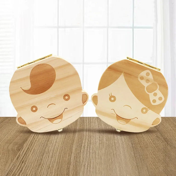Les deux boîtes en bois posées sur une table, couvercles gravés d’un visage souriant
