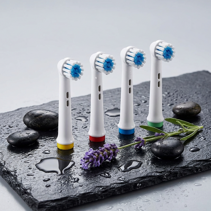 Cabezales suaves compatibles Oral-B — sobre una pizarra negra húmeda con guijarros y lavanda