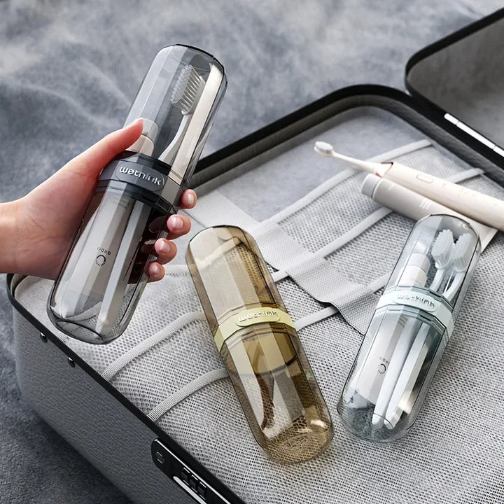 Étui de voyage rangé au-dessus d’une valise ouverte