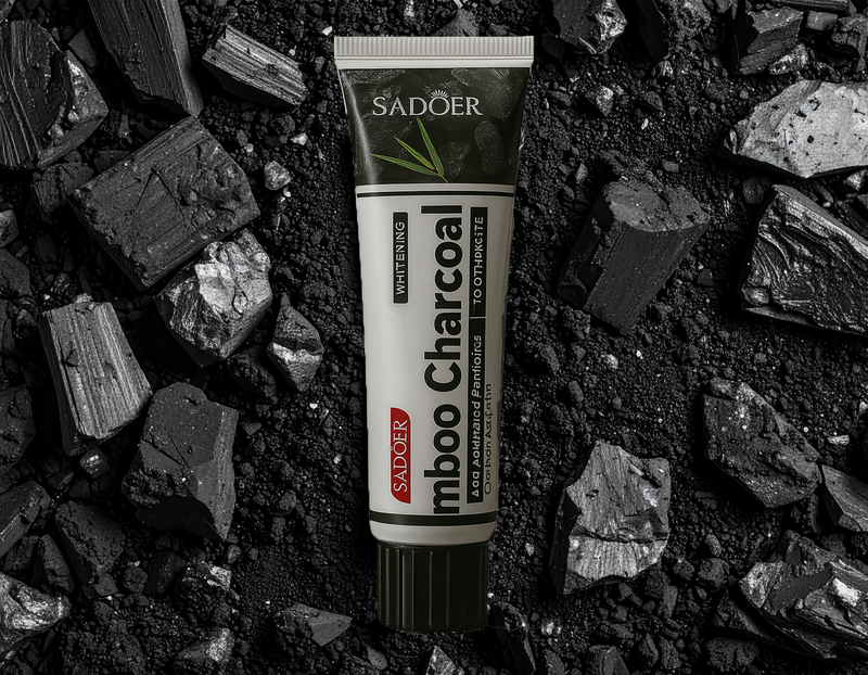 Poudre de charbon actif utilisée dans les dentifrices blanchissants