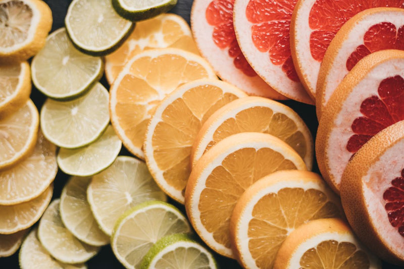 Agrumes et fruits frais riches en vitamine C posés sur une table
