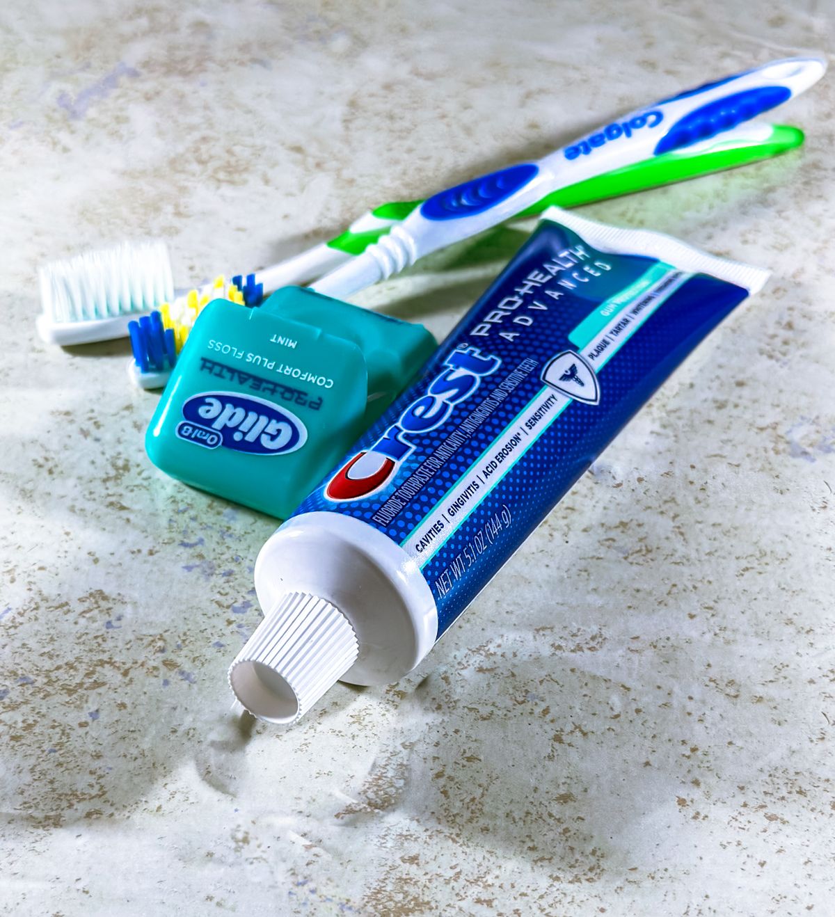 Gros plan sur des dents et le bord des gencives dans un miroir