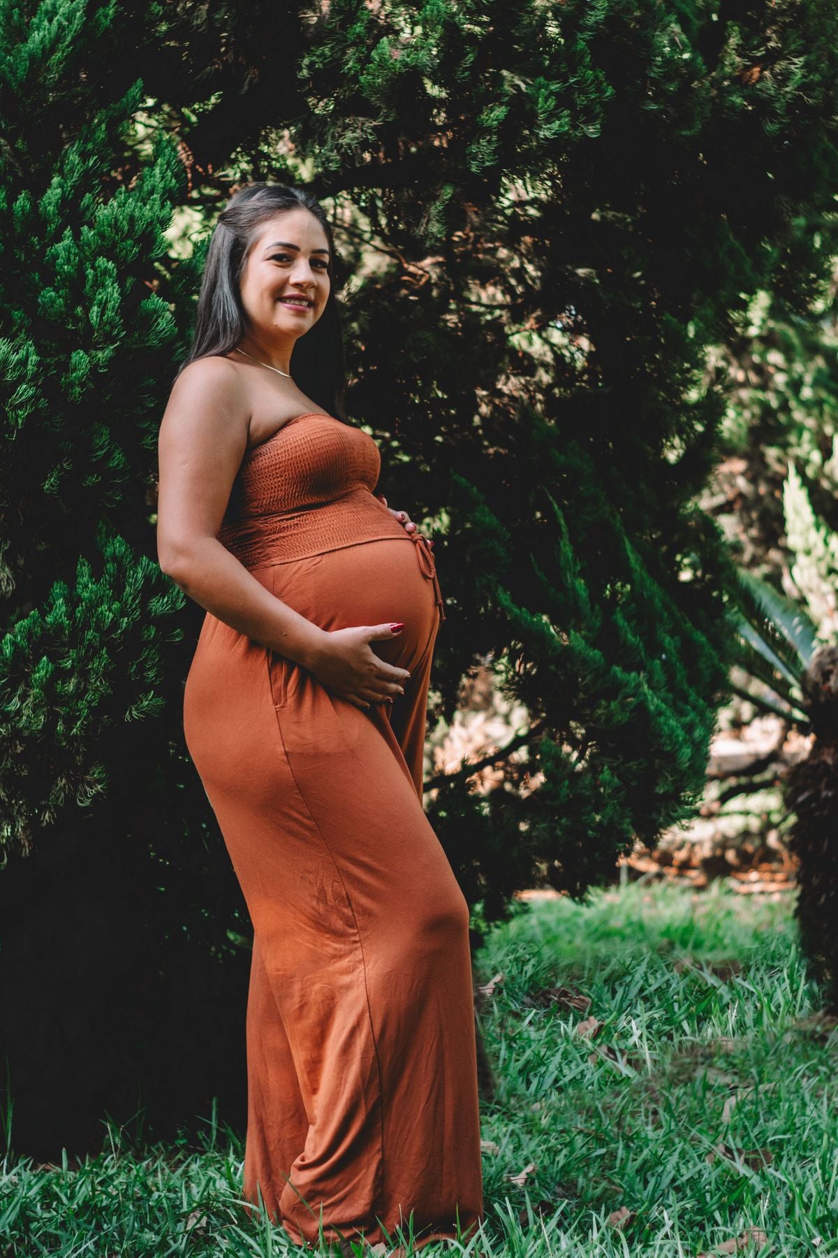Femme enceinte posant les mains sur son ventre