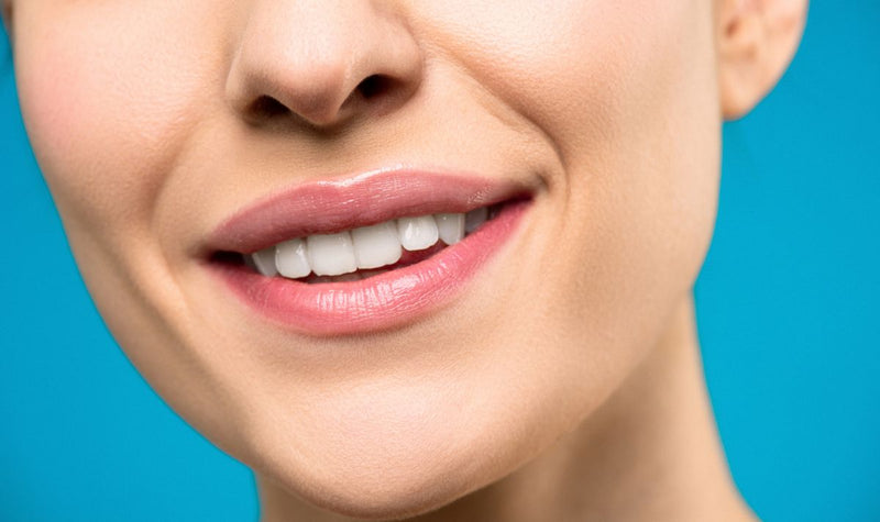 Sourire lumineux et dents saines