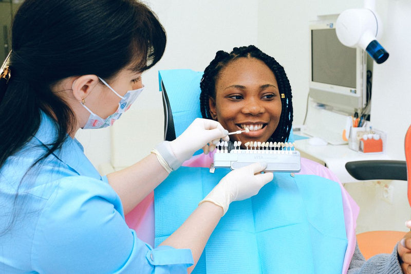 Homme souriant aux dents blanches