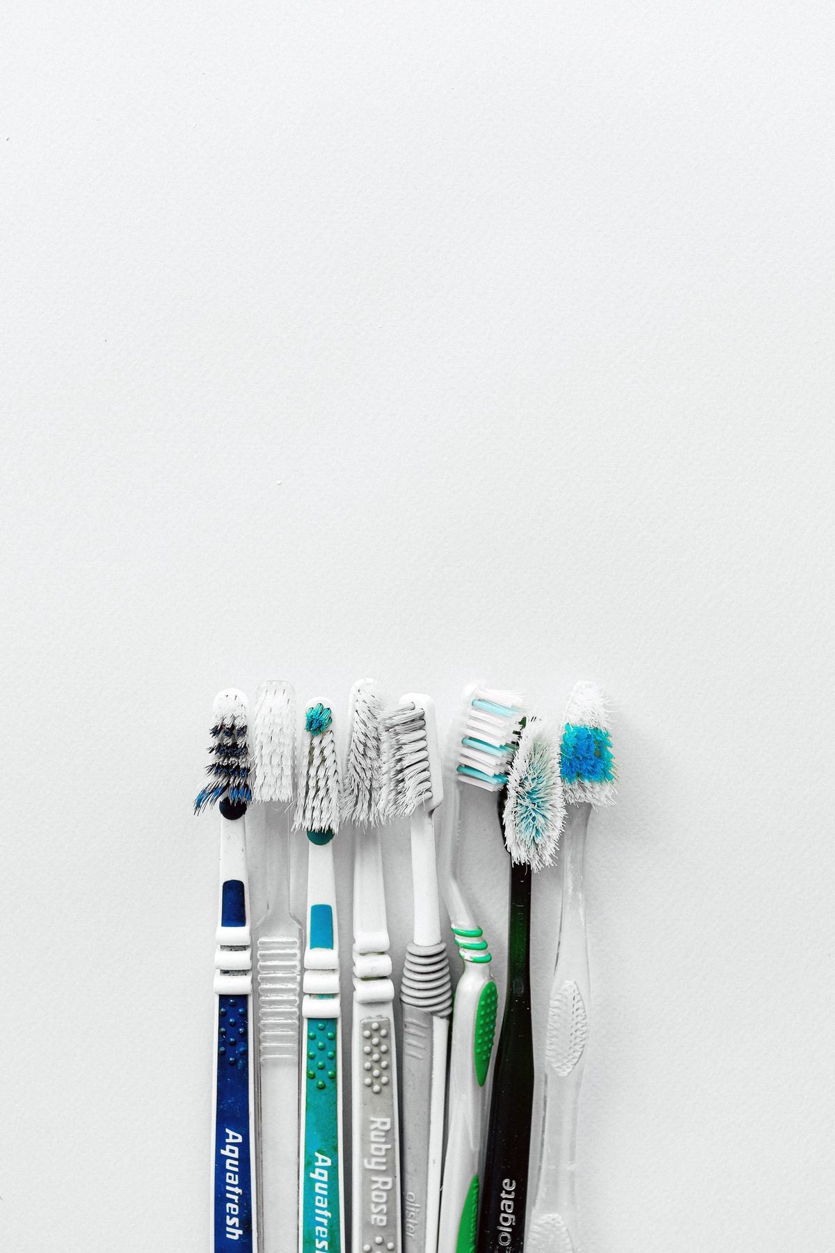 Brosse à dents avec dentifrice, illustration du choix entre brosse sonique et oscillo-rotative