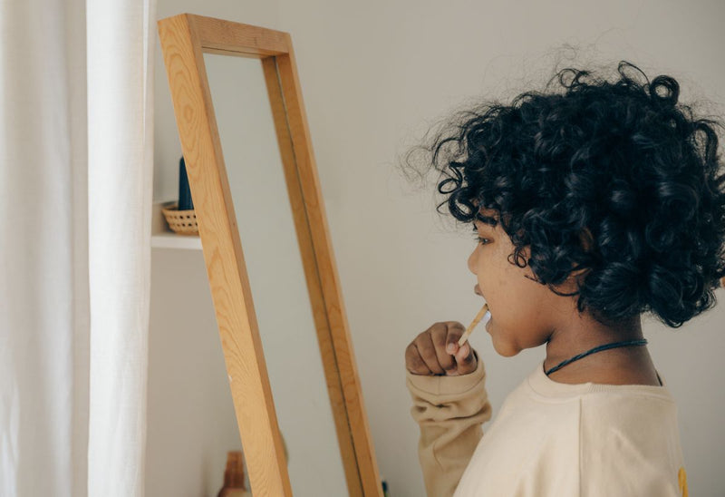 Enfant se brossant les dents avec une brosse à poils souples