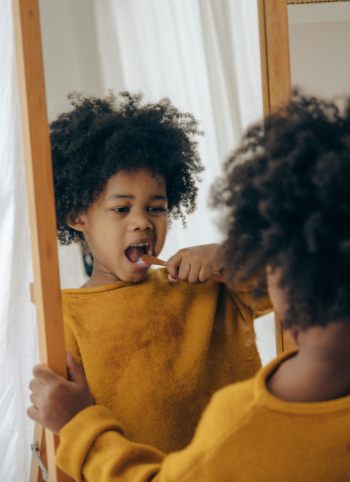 Enfant et hygiène dentaire en famille, illustration du nettoyage entre les dents