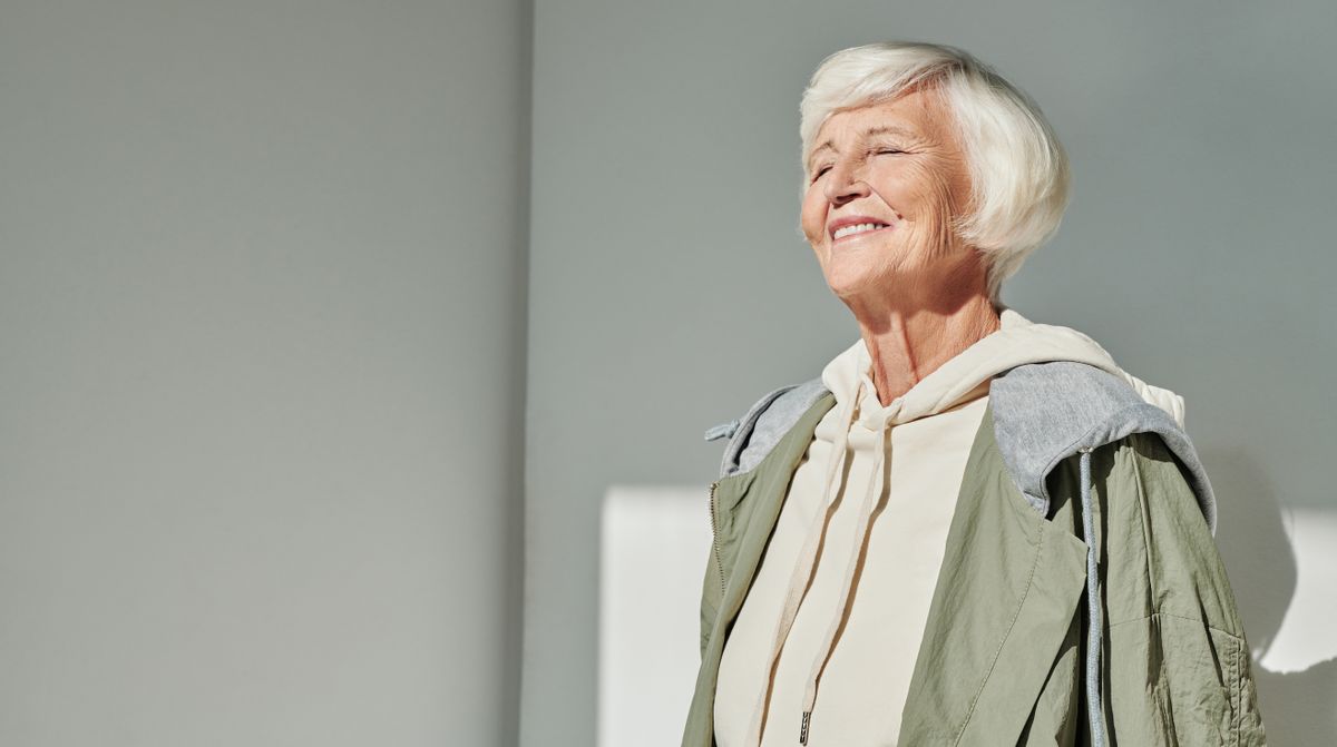 Femme aux cheveux gris souriante