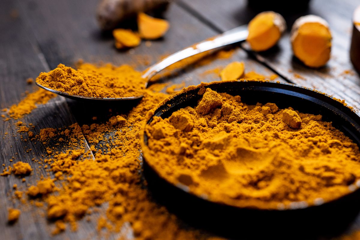 Poudre de curcuma naturelle jaune vif