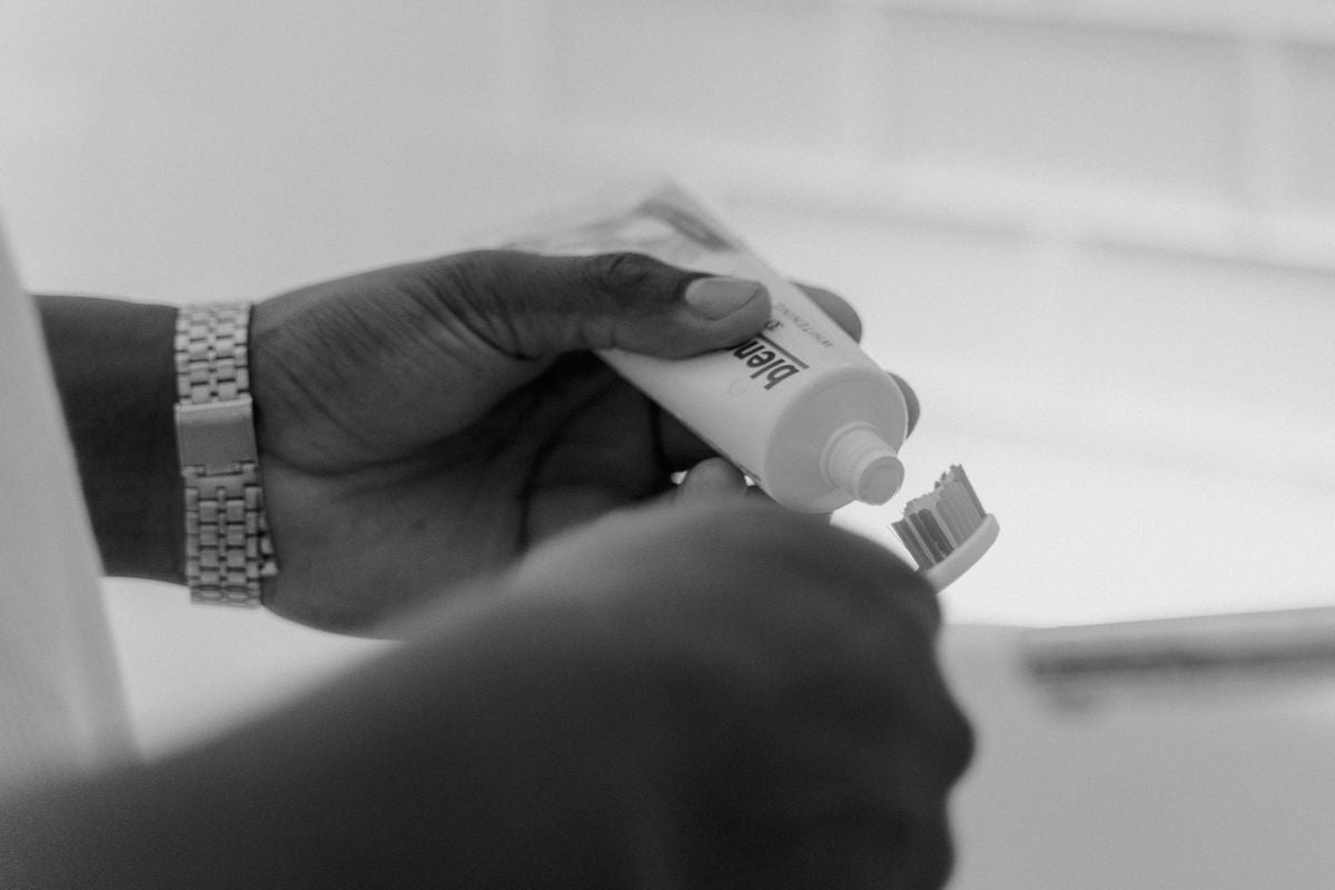 Tube de dentifrice dans une salle de bain moderne