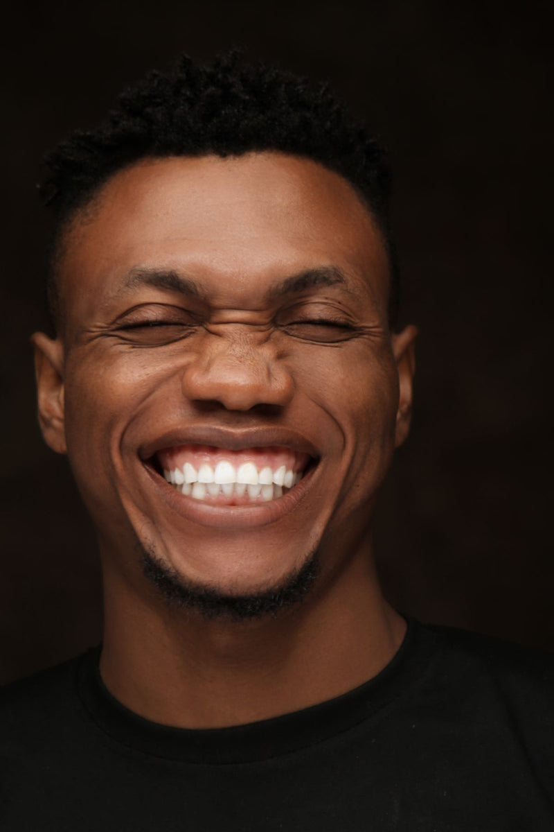 Gros plan sur un sourire aux gencives roses et fermes