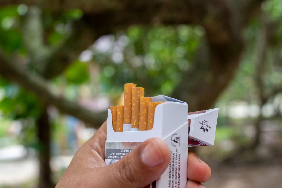 Cigarette et taches de tabac