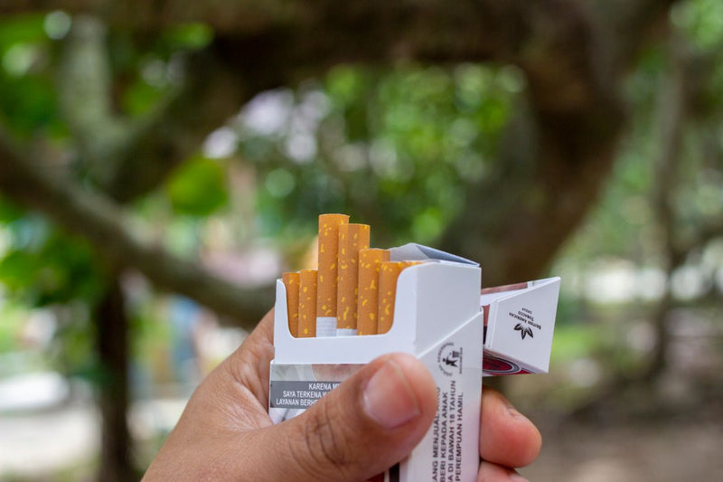 Cigarette et taches de tabac
