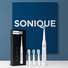 Brosse à Dents Électrique Sonique RÉVOLUTION D7 ÉclatDent : La brosse à dents électrique et son coffret devant une affiche avec le mot SONIQUE en grandes lettres
