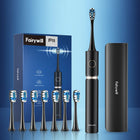 Brosse à Dents Électrique Sonique SOIN P11 ÉclatDent : La brosse à dents électrique et son coffret en studio sur fond bleu dégradé