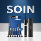 Brosse à Dents Électrique Sonique SOIN P11 ÉclatDent : La brosse à dents électrique et son coffret devant une affiche avec le mot SOIN en grandes lettres