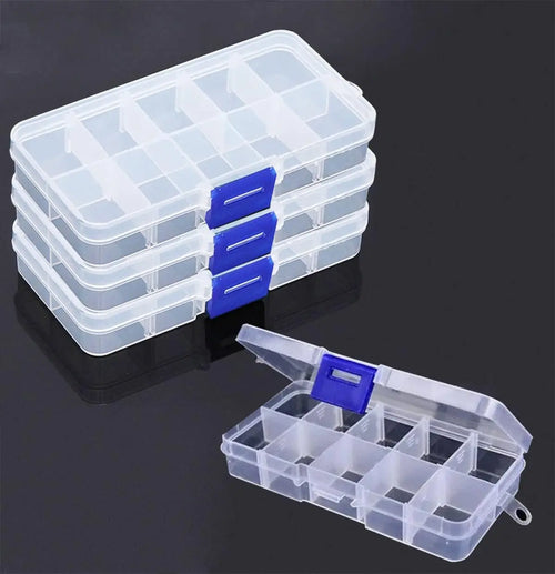 Boîtes de rangement transparentes empilées, fermoirs bleus, et une boîte ouverte à compartiments