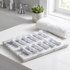 Capuchons compatibles têtes rondes Oral-B — sur un plateau en marbre blanc dans une salle de bain lumineuse