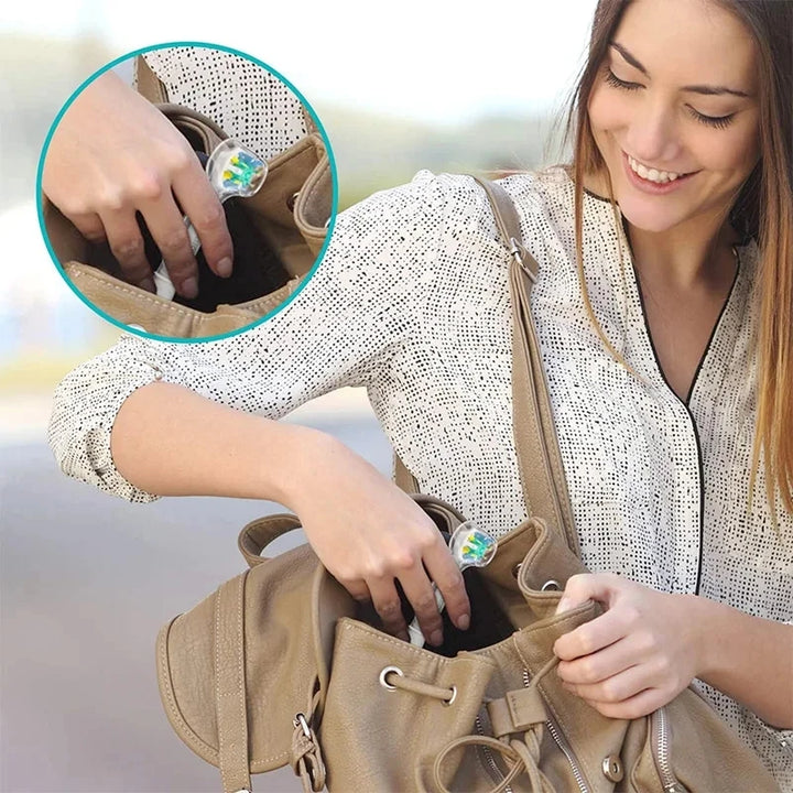 Brosse électrique protégée par son capuchon, glissée dans un sac