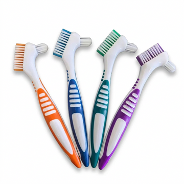 Cleaning brush for aligners and retainers — 2 heads for the tight spots