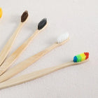 Brosses en bambou aux poils de couleurs différentes, dont un modèle arc-en-ciel