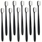 Dix brosses à dents à manche noir et poils blancs serrés, alignées