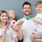 Famille se brossant les dents avec des brosses munies de capuchons de couleur