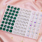 Strass dentaires en cristal à dos plat — sur un satin rose poudré aux reflets irisés