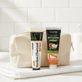 Duo Blancheur Express ÉclatDent : sortant d’une trousse de toilette de voyage