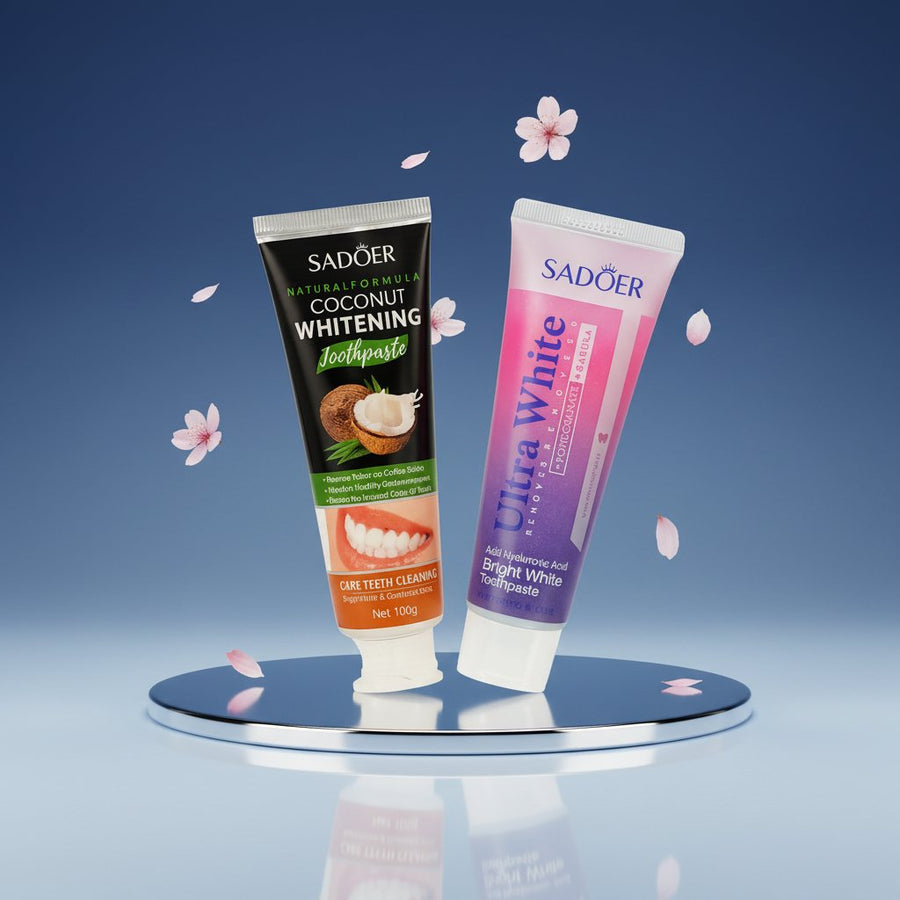 Duo Douceur Sakura ÉclatDent : sur un socle rond, fond studio bleu dégradé