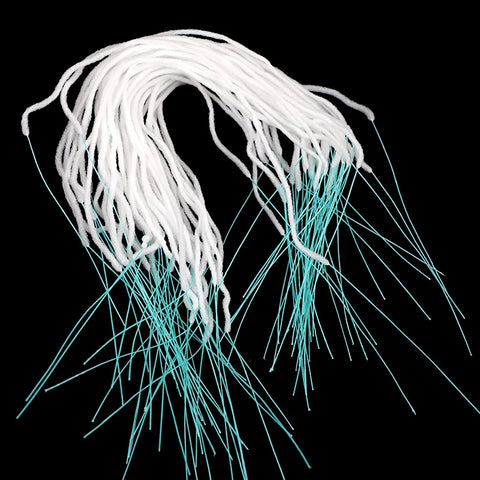Brins de fil dentaire blancs et duveteux aux extrémités turquoise, disposés en arc sur fond noir