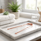 Gratte-langue en cuivre — sur un plateau en marbre blanc dans une salle de bain lumineuse