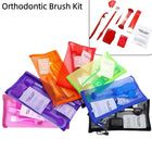 Trousses du kit en plusieurs couleurs, avec en encart le contenu du kit rouge