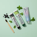 Pack Énergie & Vitalité ÉclatDent vu de dessus avec feuilles de menthe et éclats de charbon
