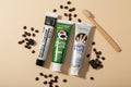 Pack Expert Anti-Taches ÉclatDent vu de dessus avec grains de café et brosse à dents en bambou
