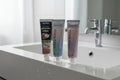 Pack Fruité & Douceur ÉclatDent posé au bord d'un lavabo de salle de bain