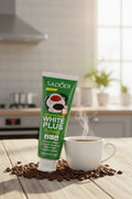 Dentifrice Anti-Taches Café ÉclatDent près d'une tasse d'expresso fumante dans une cuisine
