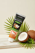 Dentifrice Blancheur Douceur Coco ÉclatDent sur une planche en bois avec noix de coco et feuilles de palmier