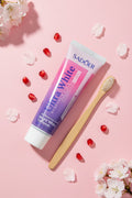 Dentifrice Grenade & Sakura ÉclatDent vu de dessus avec grains de grenade et pétales de sakura