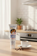 Dentifrice Anti-Taches Tabac ÉclatDent près d'une tasse de café dans une cuisine lumineuse