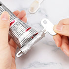 Llave girando para enrollar un tubo desde abajo