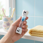 Sablier de brossage 2 minutes — dans une salle de bain d'enfant aux couleurs pastel