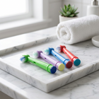 Kinder-Aufsteckbürsten kompatibel mit Oral-B — auf einem weißen Marmortablett in einem hellen Bad
