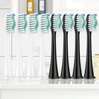 Otto testine compatibili Philips Sonicare in formato DiamondClean, quattro bianche e quattro nere, su una mensola del bagno