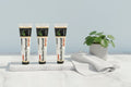 Trio Charbon Intense ÉclatDent : sur un plateau de marbre avec une serviette blanche et une plante verte