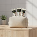 Trio Charbon Intense ÉclatDent : sortant d’une trousse de toilette de voyage